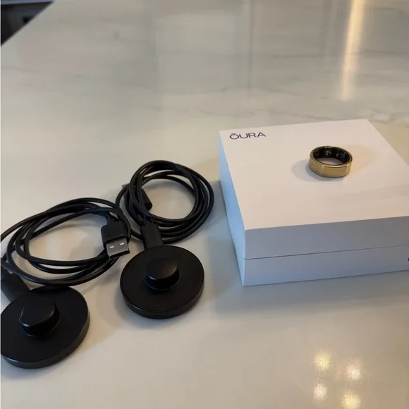 Oura Gold Ring with 2 Chargers - Picture 4 of 4